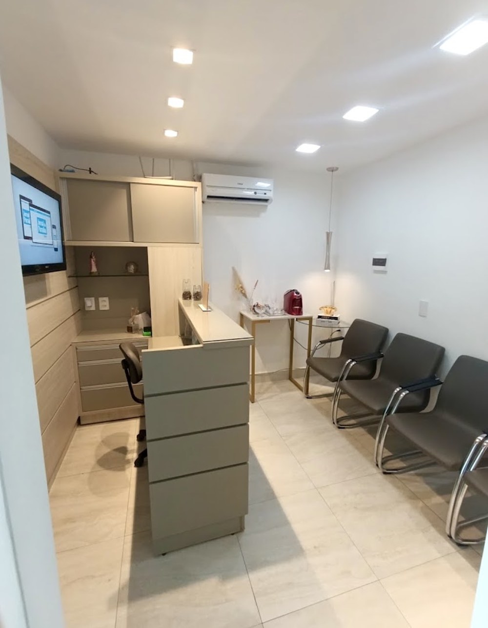 Recepção do consultório do Dr. Lucas Morais, com poltronas de espera e café